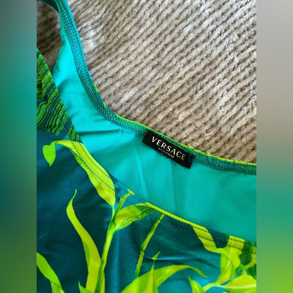 Versace SS20 Verde Jungle Print One Shoulder One-Piece Bathing Suit - Picture 6 of 8
